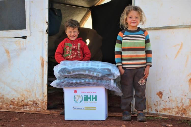 <p>İnsan Hak ve Hürriyetleri (İHH) İnsani Yardım Vakfı tarafından Suriye'nin İdlib bölgesindeki 5 bin aileye battaniye ve gıda kolisi dağıtıldı.</p>

<p> </p>
