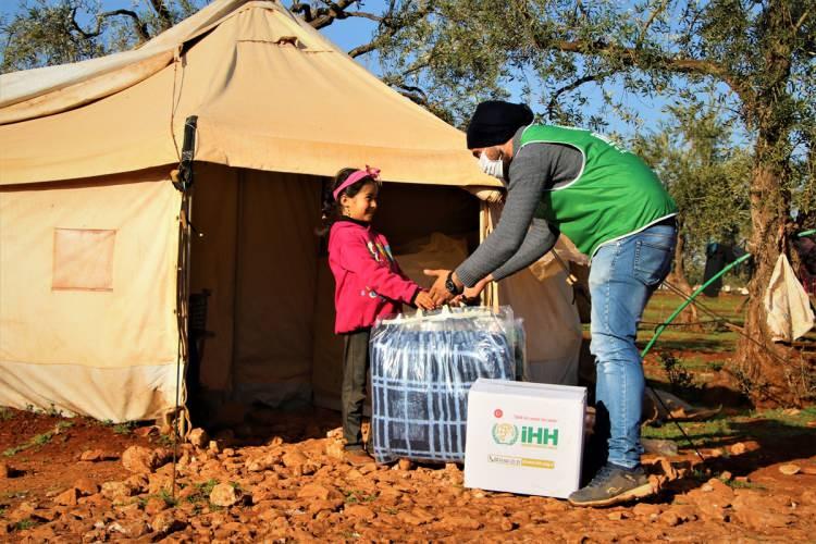 <p>İHH Suriye Çalışmaları Medya Sorumlusu Selim Tosun, yaptığı açıklamada, İdlib'deki kamplarda yaşayan aileler için yardım çalışmalarına devam ettiklerini söyledi.</p>

<p> </p>
