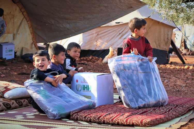 <p>İç savaşın sürdüğü Suriye'de sivilleri yalnız bırakmadıklarını belirten Tosun, bölgede zor şartlar altında yaşam süren 5 bin aileye gıda kolisi ile 10 bin battaniye dağıtıldığını belirtti.</p>

<p> </p>
