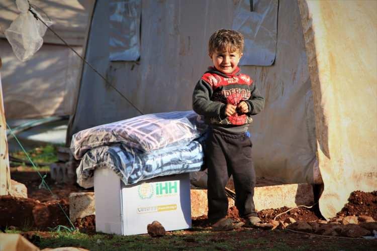 <p>"B&ouml;lge halkı i&ccedil;in evler, okullar, sağlık ocakları, at&ouml;lyeler, su kuyuları ve daha bir&ccedil;ok eser inşa ederek onlar i&ccedil;in bir umut ışığı oluşturmaya gayret ediyoruz. D&uuml;zenli olarak ihtiya&ccedil; malzemeleri dağıtarak kamplardaki sivilleri destekliyoruz. Hayatın devamlılığı a&ccedil;ısından, son g&uuml;nlerini ge&ccedil;irdiğimiz kış mevsiminde yine savaş mağduru aileleri yalnız bırakmıyoruz. Bu dağıtımlarımızdan yaklaşık 5 bin aile faydalandı. Suriye'ye y&ouml;nelik yardım &ccedil;alışmaları devam edecektir."</p>

<p>&nbsp;</p>
