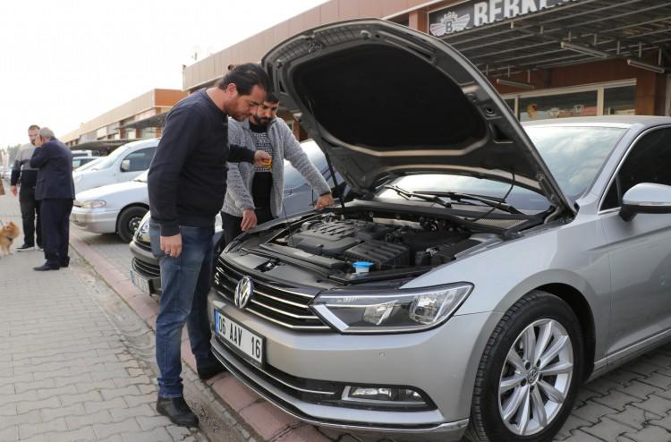 <p>“Aslında ikinci el piyasası için yukarı bahsettiğim zamsız geçen 1,5 yılın acısını çıkarttı desek yanlış olmaz. Hareketlenme başlamışken çok ilginç bir hamle daha geldi, nisanda faizler Cumhuriyet tarihinin en düşük seviyesine çekildi. Herkes kredi aldı. Kimisi eve yöneldi, kimisi arabaya.</p>