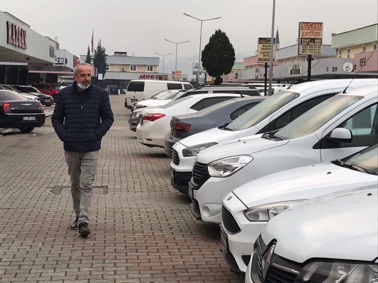 <p><span style="color:#B22222"><strong>PARA POLİTİKASI DEĞİŞTİ FİYATLAR DÜŞTÜ</strong></span></p>
<p>Erol Şahin, daha sonra sıkı para politikasını geçildiğini, dolayısıyla kredi musluklarının kapandığını ve nihayetinde satışların azaldığını anlattı.</p>
<p>“Kasım 2020’de satılmayı bekleyen sıfır araç sayısı 35 bini aştı” diyen Şahin, şunları söyledi:</p>