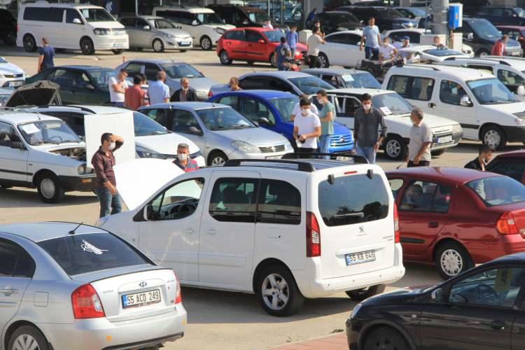 <p>Ben fiyatların yükselmesinde en büyük etkenin kısa vadede para kazanma beklentisinde olan tüketicilerin olduğunu düşünüyorum. Eğer siz 100 bin liralık arabanızı bir site üzerinden 200 bin liraya satmak istiyorsanız ve bir başkası da gelip gerçekten de 200 bin lira veriyorsa o aracın değer o noktaya ulaşıyor.”</p>
