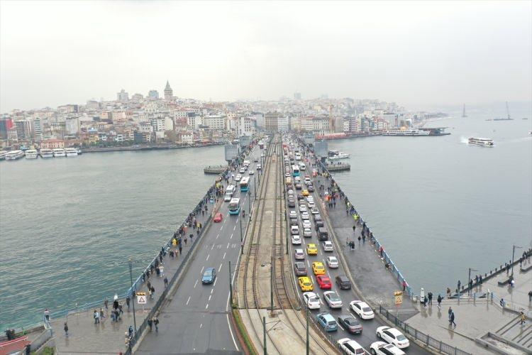 <p>İstanbul'da sokağa çıkma kısıtlamasının uygulanmadığı ilk cumartesi gününde Galata Köprüsü'nde trafik yoğunluğu yaşandı.</p>
<p> </p>