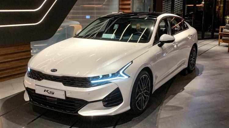 <p><strong>KIA K5</strong></p>

<p>Tasarım ve teknolojisiyle son yılların yükselen markası Kia'nın strateji değişikliğiyle Optima adlı modeli emekliye ayırmasının ardından adını duyurduğu K5, hem günlük kullanım hem de agresifliği bir arada isteyen sürücüler için biçilmiş kaftan olabilir. </p>
