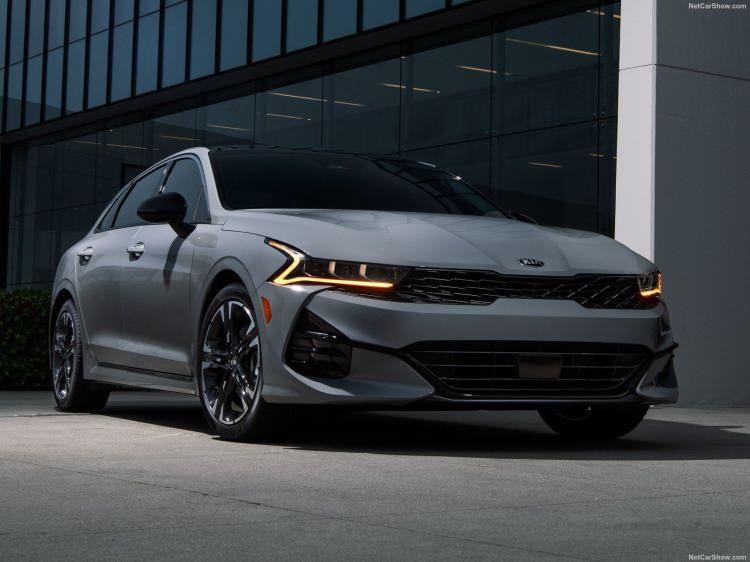 <p>Tasarımı son derece agresif hale getirilen yeni modelin 182 HP ve 294 HP olmak üzere iki farklı motor seçeneği bulunuyor.</p>

<p><strong>Kia K5 fiyatı</strong></p>

<p><strong>Motor tipi: Benzin</strong><br />
Fiyatı: 173.000 TL + Vergiler</p>
