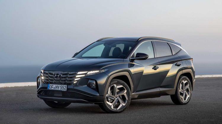 <p><strong>HYUNDAİ TUCSON</strong></p>
<p>2021'de yollarda çokça görmeyi beklediğimiz modellerden biri olan Tucson, 6 farklı motor seçeneğiyle müşterileri karşılayacak. </p>