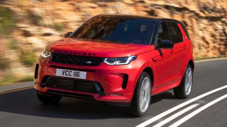 <p><strong>LAND ROVER DISCOVERY</strong></p>

<p>Ürettiği lüks SUV otomobiller ile otomotiv dünyasının popüler ismi olan Land Rover, ülkemizde de beğenilen modeli Discovery'nin yenilenmiş versiyonunu 2021'de satışa sunacak. İç mekanda daha yumuşak hatlar sunan Discovery 2021, Pivi Pro adlı yenilenmiş bir bilgi eğlence sistemi ile müşterilerin beğenisine sunulacak. </p>
