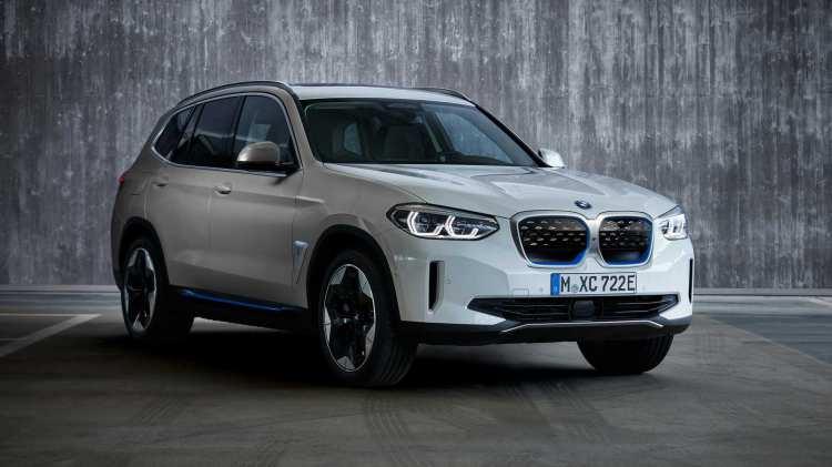 <p><strong>BMW iX3</strong></p>

<p>Alman otomotiv devi BMW'nin ilk elektrikli Crossover modeli olan iX3, BMW X3'ün tamamen elektrikli bir versiyonu olarak karşımıza çıkıyor. Mercedes'in EQC ve Jaguar'ın I-Pace modelleriyle rekabet edecek olan iX3'ün iç ve dış tasarımında elektriği sembolize eden mavi detaylar bulunuyor.</p>

<p> </p>
