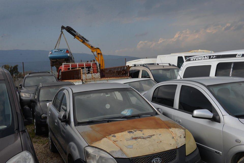 <p>Vatandaşların alıkonulan araçlarını muhafaza altında tutmak için talimatta da yer aldığı gibi otoparkın dört bir yanını güvenlik kameraları çevrildiğini ve ayrıca görevli personelin 7 gün 24 saat burada görev yaptığını söyleyen Ayoğlu, resmi kurum ve kuruşların otoparkta bulunan araçları en kısa sürede tasfiye etmesini beklediklerini söyledi.</p>
