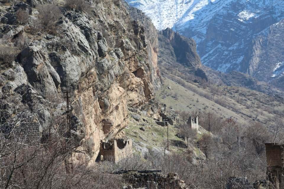 <p>Bölge halkı eski yerleşim alanı olan Bilal köyünde aktif şekilde tarım ile uğraşırken, tarihi olan köy aynı zamanda doğasıyla da görenleri hayran bırakıyor. </p>
