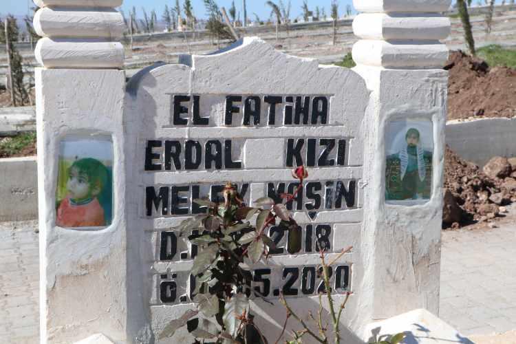 <p>Ölüm şeklini mezar taşlarına yaptırmasınlar. Mezarlığa giden insan o resimleri gördüğünde çok etkilenir. Belki silahla öldürülmüş, o insanın ölüm şekli silahla tasvir edilmesi gençlerimizin manevi dünyasını etkiler. </p>
