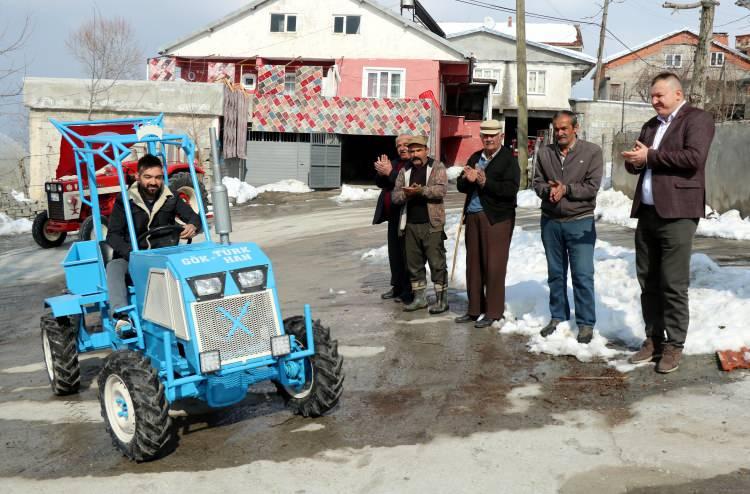 <p>Zonguldak'ın Gökçebey ilçesinde 11 yıllık maden işçisi ortaokul mezunu Gökhan Eroğlu (33), atık malzemelerden ürettiği 2,5 ton yük taşıma kapasiteli tarım aracının ardından şimdi de tekne motorunu revize ederek 5 ton yük taşıyabilen 3 şanzımanlı, toplam 30 ileri 15 geri vitesli dört çekişli traktör yaptı. </p>
