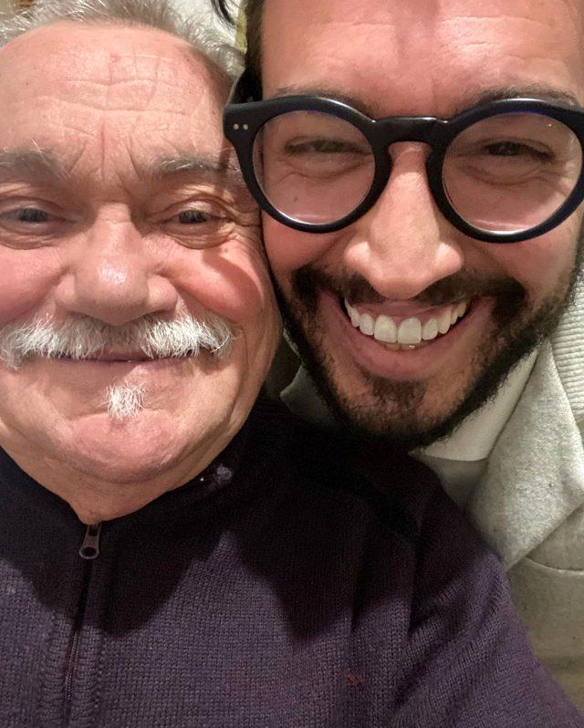 <p><strong>"Babamı son gördüğüm an o zaman oldu. Annemi rahatlamaya çalışıyoruz derken, babam hastaneye giderken 'facetime’dan beni arayın' dedi. Çok zordu, bunu ilk defa burada anlatıyorum. 'Hiç korkmayın ben eve döneceğim' dedi. 24 saat içinde daha kötü oldu. Çok acayip bir duyguymuş. Cenaze bile yapamadık. Annemin beş ay boyunca testi pozitif oldu. Kimse gidemedi cenazeye, bu süreden sonra ancak yapabildik cenazemizi. Üzülemiyorsun, gidip gelemiyorsun. Çok zor bir dönem oldu."</strong></p>

<p> </p>

