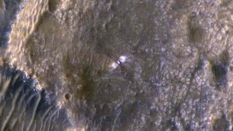 <p>Nasa/JPL-Caltech/UArizona</p>

<p>Mars'ın yörüngesindeki keşif aracının kaydettiği bu renkli görüntü inişten altı gün sonra çekilmiş. Perseverance ve iniş yeri görülüyor. Aracın iki yanındaki parlak bölgenin inişte kullanılan roketlerin etkisiyle temizlendiği görülüyor. Aracın önündeki ve arkasındaki koyu renkli çizgi ise araç için açılmış yol şeklinde görülüyor.</p>
