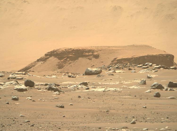 <p>NASA/JPL-Caltech/ASU</p>

<p>Mastcam-Z'nin "sağ gözü" ile çekilmiş bu yakın görüntü, Jezero'daki eski bir delta ve muhtemelen zaman içinde erozyon nedeniyle ana yapıdan ayrışmış durumda. Mars'ta eski yaşam izlerini bulma arayışında deltadaki tortu katmanları önemli bir işlev görecek.</p>
