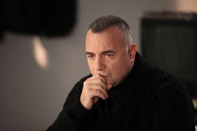 <p>Erdem Küçük isimli şahıs, Oktay Kaynarca'nın ismini ve Erbakan Malkoç ile olan fotoğrafını kullanarak yasa dışı bahis bilgileri vermişti. Şahıs fotoğrafın üzerine shopla, Kaynarca'nın arkasındaki tabloya kendi adını eklemişti.</p>