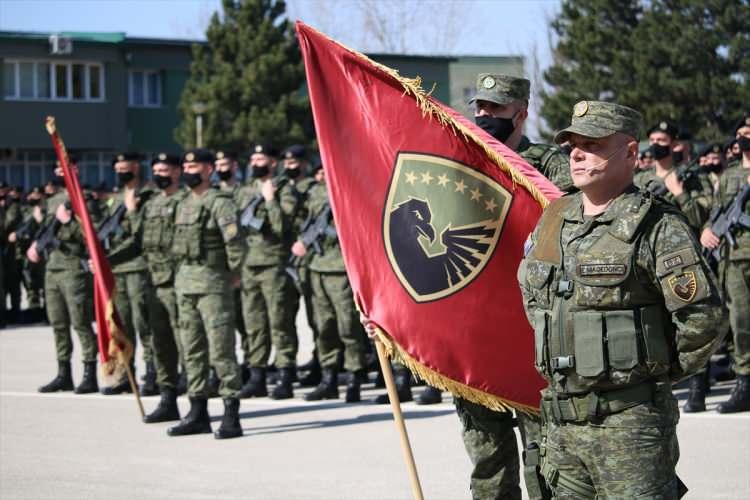 <p>Kosova Güvenlik Gücü (FSK) bünyesindeki birliklerin geçit töreni yaptığı programda, vekaleten cumhurbaşkanlığı görevini yürüten Vyosa Osmani de asker ve halka hitap etti.</p>

<p> </p>
