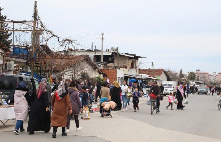 <p>Caddenin bir ucundan diğer ucuna kadar ne kadar gariban kesim varsa hepsi burada. </p>