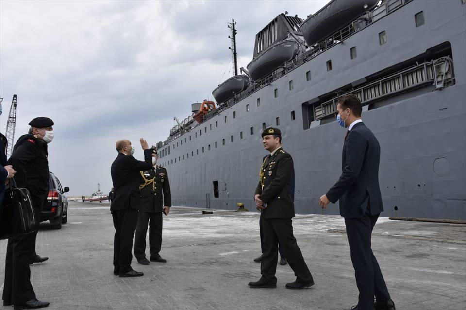 <p>Büyükelçi Çakıl da AA'ya yaptığı açıklamada, TSK'nın İskenderun yük gemisini karşılamak üzere Beyrut Limanı'nda bulunduklarını dile getirerek, "Bundan bir süre önce Lübnan ordusu, subay ve ailelerine ayni yardım için talepte bulundu." dedi.</p>
<p> </p>