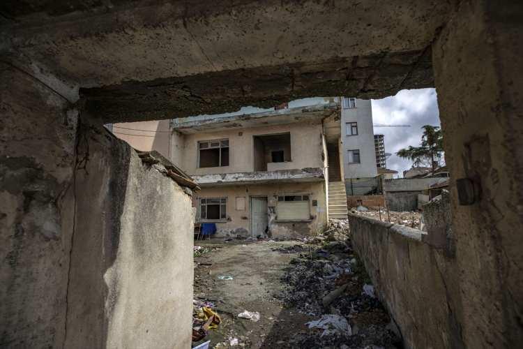 <p>Sezayi Köse, Fikirtepe'de yaklaşık 15 bin konutun üretilmesini planladıklarını dile getirerek, "Şu anda alanda 6 bin civarında bağımsız birim bulunuyor. O bölgede 1300 bina yıkılmamış. Bahar ortasında biz de yıkım süreçlerine girip altyapı ve donatı alanları, güvenli konutlarla, bir bütün proje üretip örnek bir proje sunmak istiyoruz. </p>
