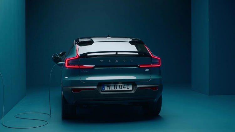 <p>İsveçli otomobil üreticisi Volvo, Tesla 3 ve Volkswagen ID.3 gibi modellere rakip tamamen elektrikli C40 modelinin ilk resmi görselini ve detayları paylaştı.</p>

<p> </p>
