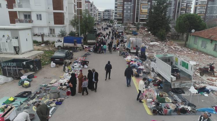 <p>Tehlike oluşturan pazara, Belediye Zabıta ekipleri sık sık denetim yapıyor. Açılması yasak olan pazar, ekiplerin ayrılmasının ardından yeniden kuruluyor. Pazardaki ürünler ve yoğunluğu havadan drone ile de görüntülendi.</p>
<p> </p>