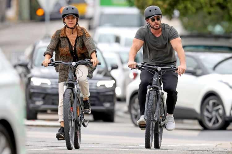 <p>Chris Hemsworth, eşi Elsa Pataky ile Sidney'de bisiklet turunda.</p>

<p> </p>
