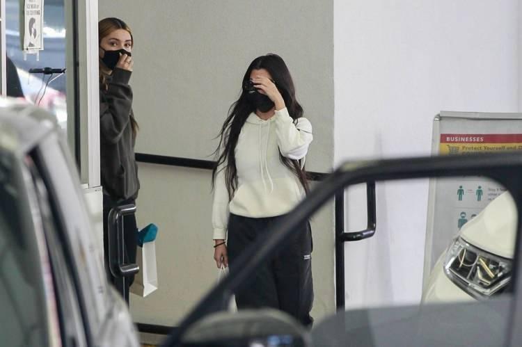 <p>Kourtney Kardashian, Travis Barker'ın kızıAlabama Barker ile birlikte Beverly Hills'te bir cilt hastlığı kliniğine giderken kameralara böyle yansıdı.</p>

<p> </p>
