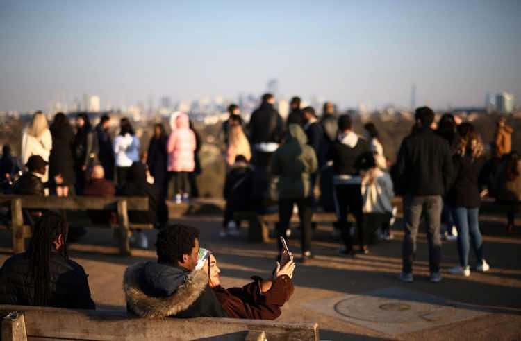 <p><strong>VAKA SAYILARI ARTIYOR</strong></p>

<p>Covid-19 vaka sayılarındaki artış, &ouml;nlemlere uyma oranının aslında gerilediğini de teyit eder nitelikte. Uzmanlar, Almanya'nın &uuml;&ccedil;&uuml;nc&uuml; bir dalgaya doğru yol aldığı uyarısında bulunuyor.</p>
