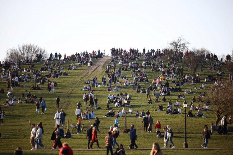 <p>Almanya'da halkı koronavir&uuml;se karşı aşılama &ccedil;alışmaları, ABD ve Birleşik Krallık'a kıyasla daha ağır ilerliyor.</p>

<p>Bu arada vir&uuml;s varyantlarının bulaşma oranı da artıyor, en dikkat &ccedil;ekeni de koronavir&uuml;s&uuml;n İngiltere varyantı B.1.1.7. ve bu endişeleri daha da artırıyor.</p>
