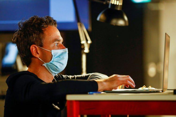 <p><strong>"T&Uuml;KENMİŞLİK HİSSİ"</strong></p>

<p>Bu, yaklaşık bir yıl &ouml;nce alınmaya başlanan &ouml;nlemlere, bug&uuml;ne kadar en d&uuml;ş&uuml;k kamuoyu desteğini yansıtıyor.</p>

<p>Kuzey Ren Vestfalya Eyaleti'nin, salgınla m&uuml;cadele amacıyla uzmanlardan oluşturduğu danışma konseyinde yer alan psikolog Stephan Gr&uuml;newald'a g&ouml;re, uzun vadeli perspektif sunulamaması insanlarda, &ouml;zellikle kış aylarında, "t&uuml;kenmişlik hissi&rdquo; yarattı.</p>

<p>&nbsp;</p>
