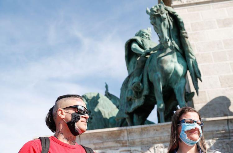 <p><strong>ŞİDDET VE SOKAK G&Ouml;STERİLERİ RİSKİ</strong><br />
Ocak'ta kısmi sokağa &ccedil;ıkma yasakları uygulamaya başlayan Hollanda, şiddete evrilen sokak g&ouml;sterilerine sahne olmuştu. Almanya'daki kimi kentlerde de, korona &ouml;nlemlerine itiraz edenlerin başlattıkları benzer g&ouml;steriler yaşandı.</p>

<p>DW'ye, y&uuml;r&uuml;tt&uuml;ğ&uuml; &ccedil;alışmalardan edindiği sonu&ccedil;ları aktaran Gr&uuml;newald, ağır kısıtlamaların, toplum genelinde "kızgınlık ve saldırganlığı artırabileceğini&rdquo; s&ouml;yledi.</p>
