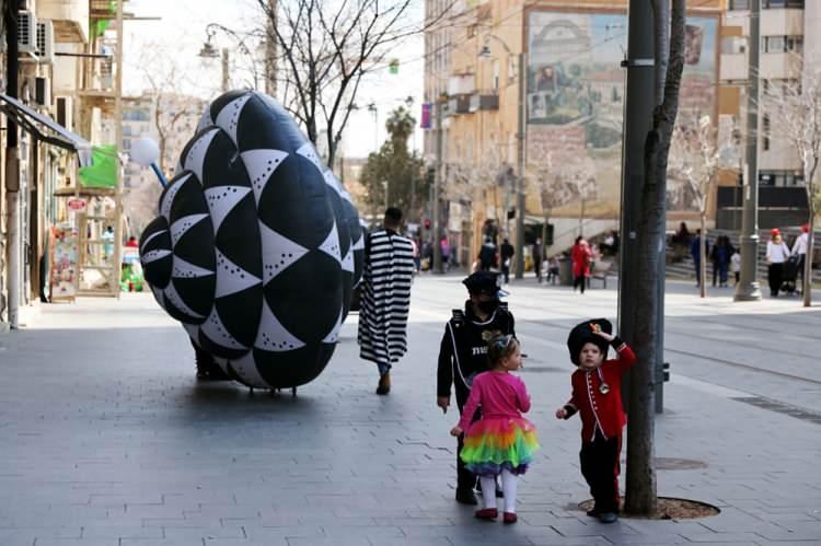 <p>Psikolog Stephan Gr&uuml;newald'e g&ouml;re, kısıtlama tedbirlerinin uzun s&uuml;re devam etmesi halinde bu grupların pop&uuml;laritesi artabilir.</p>

<p>Gr&uuml;newald, "Koronavir&uuml;s inkarcıları, alarm veren &ouml;l&uuml;m sayıları nedeniyle, bug&uuml;ne kadar kontrol altında tutulabildi. Ama şimdi artan aşılarla birlikte, komplo teorisyenleri ve inkarcıları, yeniden g&uuml;&ccedil; kazanabilir&rdquo; diye konuştu.</p>
