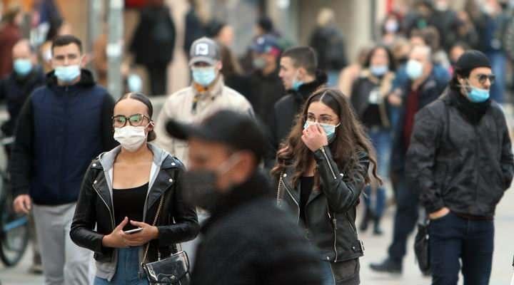 <p>&Ouml;rneğin Sağlık Bakanı Spahn, herkese hızlı test s&ouml;z&uuml; vermişti. Ama bu s&uuml;re&ccedil; planlanandan yavaş işliyor.</p>

<p>Yine aşılama hedeflerine de uzak olunduğuna dikkat &ccedil;ekiliyor. Bakan Spahn, federal meclisteki muhalefet milletvekilleri tarafından, verdiği s&ouml;zleri yerine getiremediği gerek&ccedil;esiyle "a&ccedil;ıklamalardan sorumlu bakan&rdquo; olmakla eleştirildi.</p>
