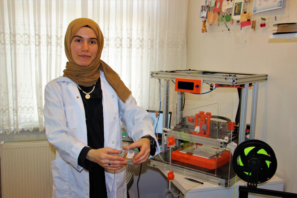 <p>Kocaeli’de genç bir mühendis evinde kurduğu laboratuvarında, dokuları ve organları taklit ederek, ilaçların insan vücuduna girmeden önce test edilmesine olanak sağlayacak 3D Biyoyazıcı geliştirdi.<br />
 </p>
