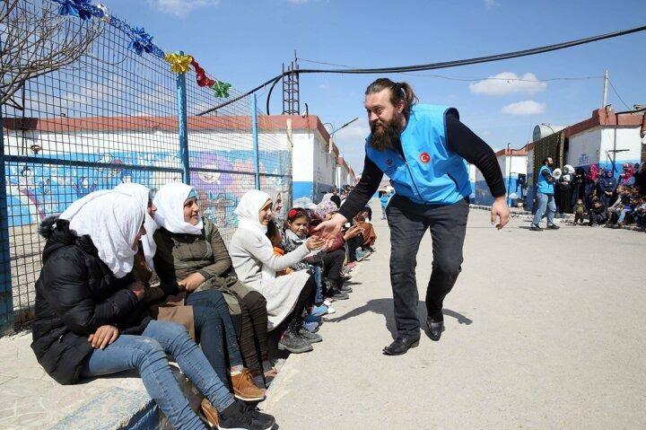 <p>Kuruluş: Osman dizisinde 'Şahin Bey' karakterini canlandıran Murat Karak ise hayırsever Türk milletinin yardımlarını Türkiye Diyanet Vakfı aracılığıyla mazlum ve mağdurlara ulaştırdıklarını söyledi.</p>