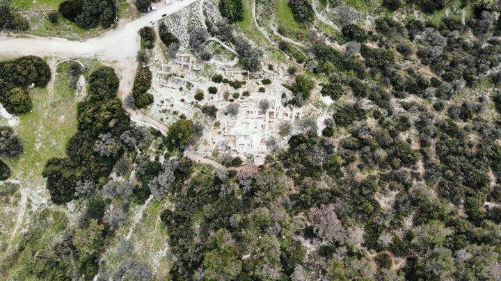 <p>Athena Tapınağı başta olmak üzere, karakol binası, sur duvarları, nekropol ve yerleşim yerlerine ait tarihi yapı kalıntılarının bulunduğu 3 bin yıllık Pedasa Antik Kentinde 13 yıldır aralıklarla kazı çalışmaları yapılıyor.</p>
