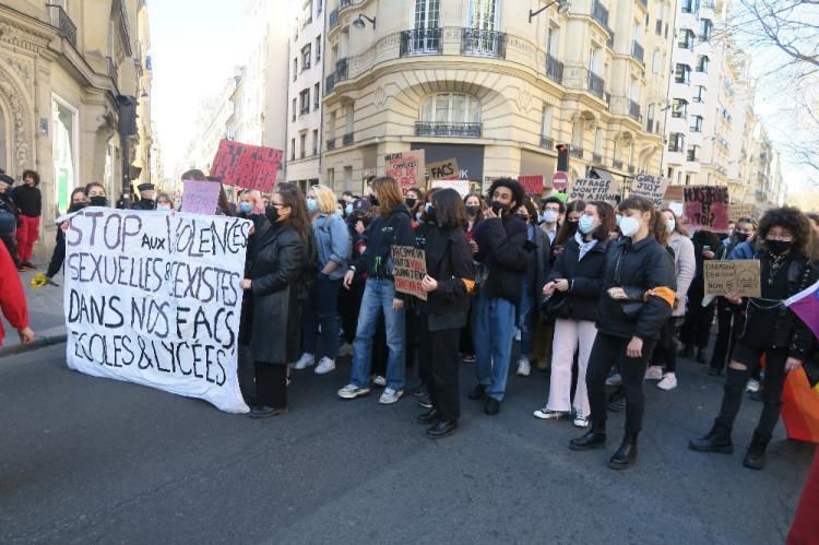 <p> Fransa'da eğitim kurumlarında öğrencilerin cinsel tacize uğradığı iddiaları ülkeyi karıştırdı, öğrenciler başkent Paris de dahil birkaç kentte sokaklara dökülerek skandallara sessiz kaldığı gerekçesiyle hükümeti protesto etti.</p>
