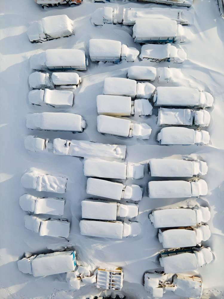<p>Vorkuta’ya 5 kilometre uzaklıkta bulunan ve uzun süredir park halinde bulunan bir şantiyeye ait iş makineleri, yağan kar ve fırtına nedeniyle beyaz örtüyle kaplandı.</p>
