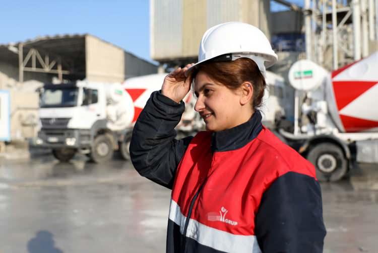<p><strong>'KADIN OLDUĞUMU GÖRENLER UZAYLI GÖRMÜŞ GİBİ BAKIYOR'</strong></p>

<p>Kadınların istediği her şeyi yapabileceğini söyleyen Yaruk, “İnşaatlarda aracı park ederken 'Gel ağabey gel ağabey' diye bağırırlar genelde. Kadın olduğumu görünce uzaylı görmüş gibi oluyorlar. Açıkçası insanların o surat ifadelerini çok beğeniyorum. Türk kadının istedikten sonra yapamayacağı hiç bir şey yok. </p>

