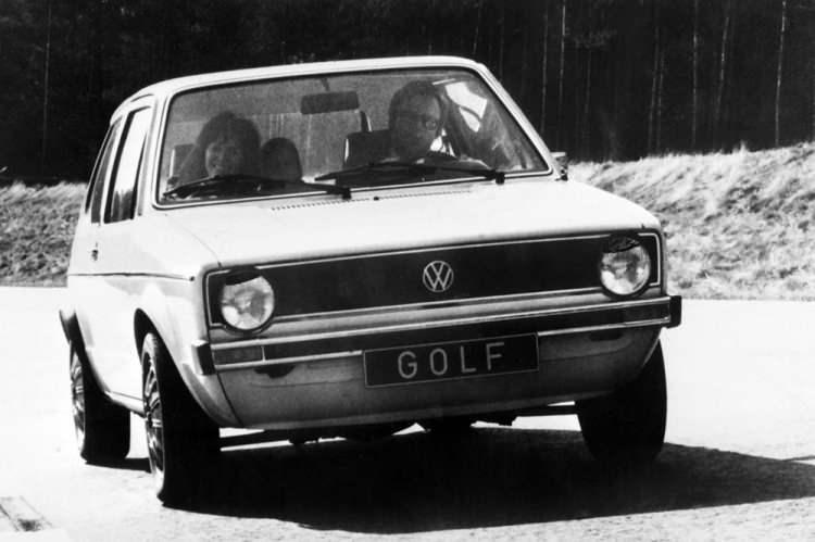 <p>Giorgetto Giugiaro tarafından geliştirilen Golf Mk I’den beklenti son derece yüksekti. O tarihe kadar gelmiş geçmiş en başarılı otomobil olan ve 21.5 milyon adetten fazla üretim rakamıyla bir ikon haline gelmiş Beetle’ın, başarı hikayesini devam ettirmesi bekleniyordu. Tasarımı, geniş iç hacmi, modern ve güvenli sürüş konsepti sayesinde 1976 yılının Ekim ayında Golf’ün bir milyonuncusu banttan indi ve Beetle’in bayrağını yukarıya taşıyacağını kanıtlamış oldu. </p>

<p> </p>
