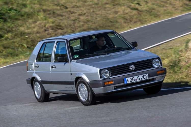 <p>GOLF MK II - 1983 - 1991</p>
<p>1983 yılında, Volkswagen ikinci nesil Golf’u pazara sunarak segmentinde teknolojik ilklere de adım attı. Almanya’nın en önemli yazarlarından biri olan Florian Illies’in dönemin insanlarını ifade etmek için ortaya attığı “Golf nesli”, işte bu otomobille araba kullanmayı öğrendi. Golf Mk II, 1991 yılında üretimine son verilene kadar, 6.3 milyon adetlik bir üretime ulaştı ve Golf Mk I’den aldığı bayrağı başarı ile taşımaya devam etti.</p>