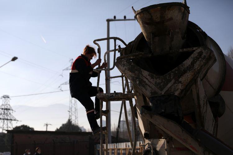 <p>Beton mikseri şoförü olarak işe başlayan Yaruk, yetenekleriyle hem meslektaşlarının hem de firma yetkililerin takdirini topladı. Kendisini ilk kez görenlerin şaşkınlık yaşadığını belirten Sevda Yaruk, “İnşaatlarda aracı park ederken 'Gel ağabey gel ağabey' diye bağırırlar genelde. Kadın olduğumu görünce uzaylı görmüş gibi bakıyor” dedi.</p>
<p> </p>