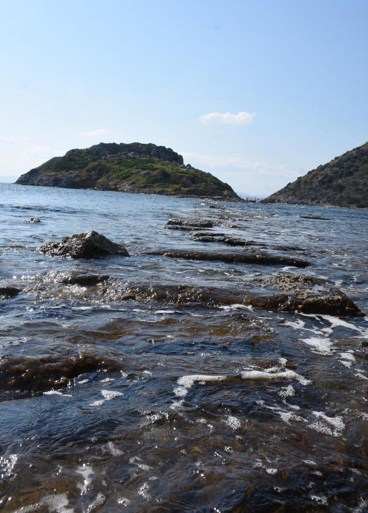 <p>Suların çekildiğini duyunca Turgutreis ilçesinden burayı görmeye geldik. Burada eski batık bir şehir çıktı. Arkadaşlarım söyledi. Merak edip geldik. Sular çekilince bu şekilde yol ortaya çıktı. Nadir görülen bir durum" dedi.</p>