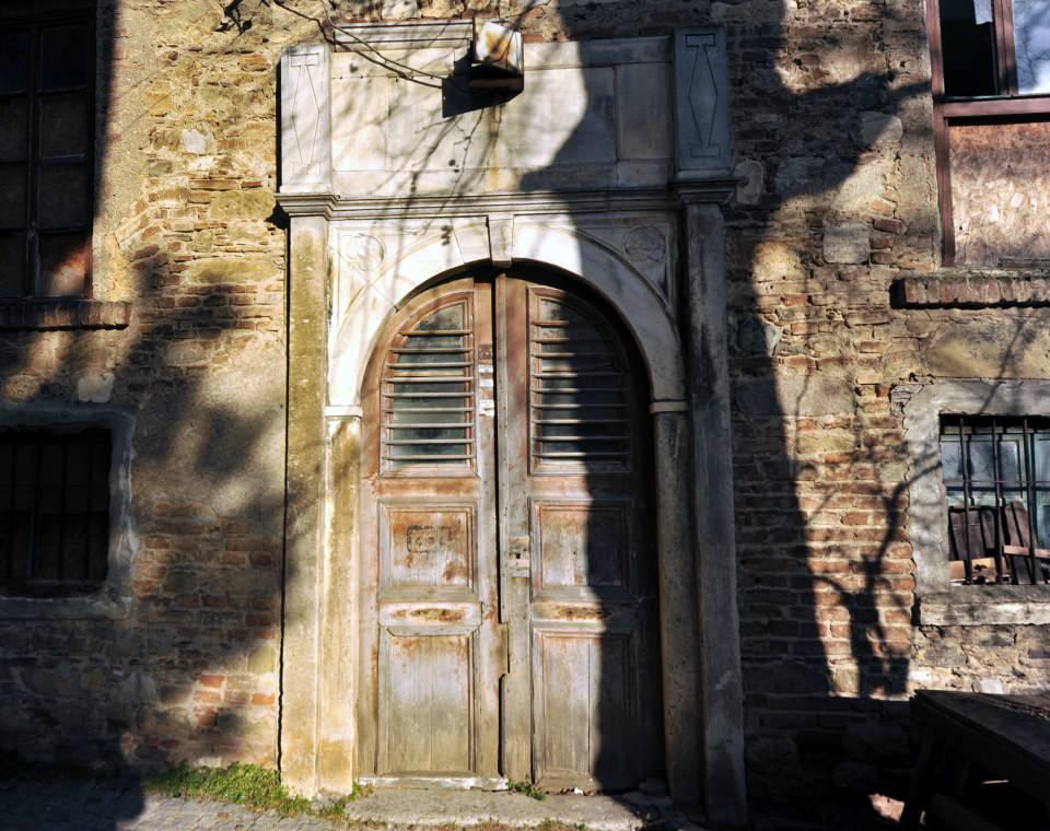<div>Anlaşmayla kilise de ibadet merkezi olmaktan çıkartıldı. Mübadele sırasında gelen Giritli müslüman aileye konut olarak tahsis edildi. Zamanla manastır başta olmak üzere ek bina ve arazi farklı amaçlar için kullanıldı”dedi.</div>
<div> </div>
<div> </div>