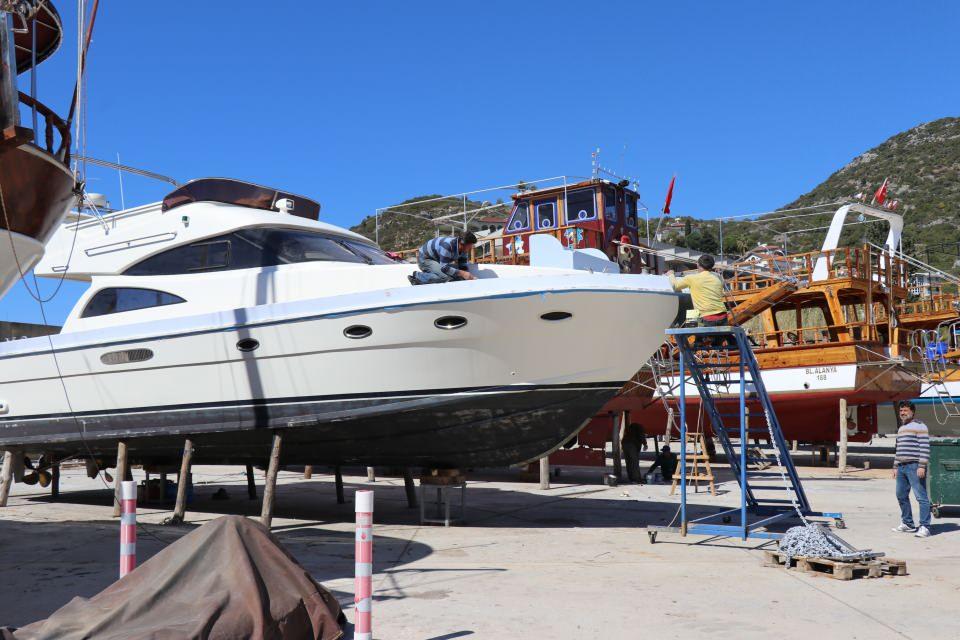 <p>Her yıl binlerce turisti taşıyarak il&ccedil;enin tarihi g&uuml;zelliklerini eğlenceli bir şekilde g&ouml;rme imkanı sağlayan g&uuml;n&uuml;birlik tur tekneleri bakım i&ccedil;in karaya &ccedil;ıkartıldı. Yerli ve yabancı turistlerin olmazsa olmazları arasında yer alan g&uuml;n&uuml;birlik gezi ve mavi tur teknelerinin bakımına başlandı.&nbsp;</p>

<p>&nbsp;</p>
