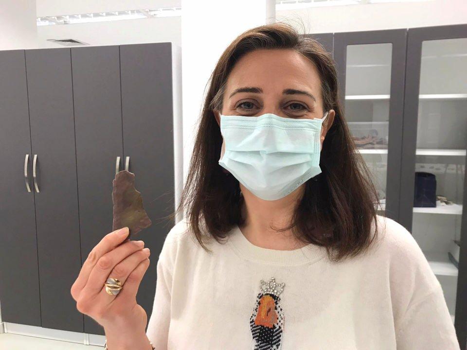 <p>Bu demek oluyor ki insanoğlunun belli bir hareketi var. Hareketin güzergahını ya da hangi şekillerde gerçekleşmiş olabileceğini söylemek zor olsa da biliyoruz ki bu malzemelerden biri Kapadokya’dan, diğeri Trans Kafkasya’dan olmak üzere farklı bölgelerden Trabzon’a gelmiş. </p>