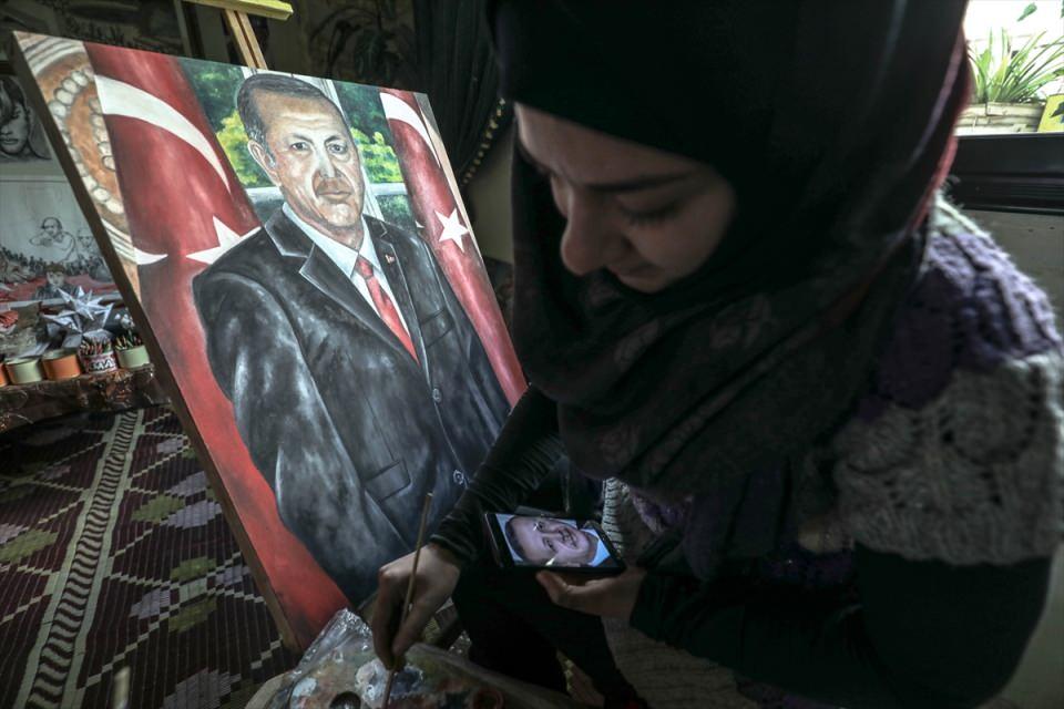 <p>Türk ordusunun savaşı durdurmak için İdlib'de bulunduğunu vurgulayan Abbadi, "Türk ordusu bizi savunuyor ve canlarını tehlikeye atıyor. Ben de saygı duyduğum için şehit askerlerin portelerini çizdim." dedi.<br />
 </p>
