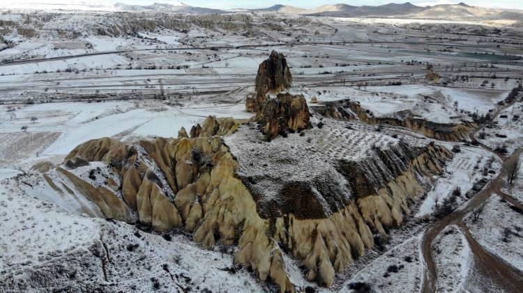 <p>Kapadokya bölgesinde dün akşam yağan karın ardından  peribacaları görenleri hayran bıraktı. </p>
